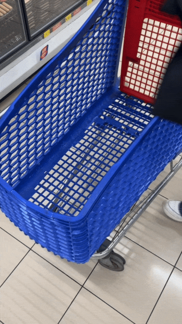 <strong>1. Flat it</strong> — Lay BAGNA in the base of your trolley before you start shopping